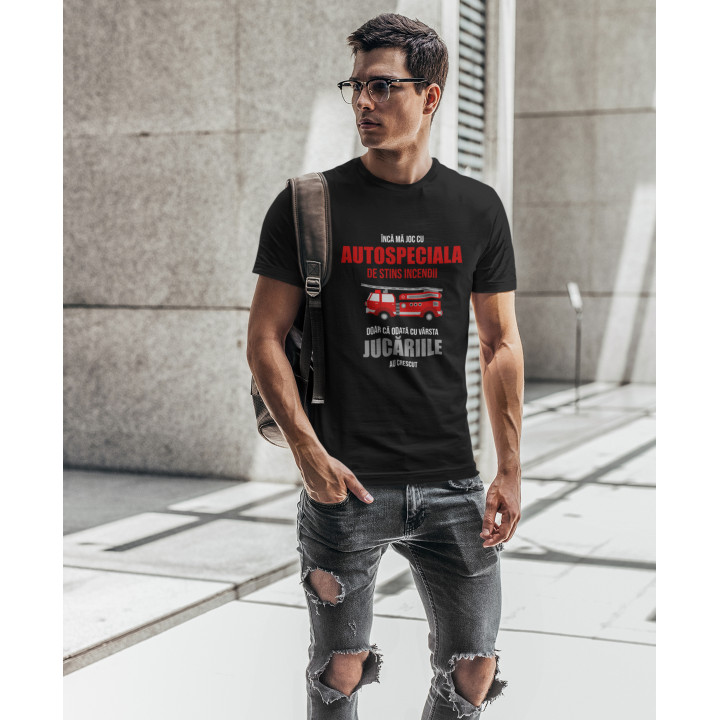 Încă mă joc cu autospeciala de stins incendii - tricou pentru bărbați cu imprimeu