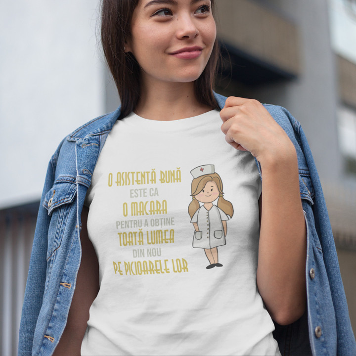 O asistentă bună este ca o macara pentru a obține toată lumea din nou pe picioarele lor - tricou pentru femei cu imprimeu
