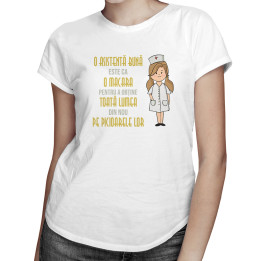 O asistentă bună este ca o macara pentru a obține toată lumea din nou pe picioarele lor - tricou pentru femei cu imprimeu