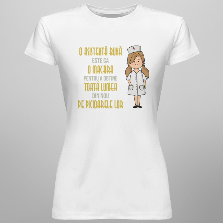 O asistentă bună este ca o macara pentru a obține toată lumea din nou pe picioarele lor - tricou pentru femei cu imprimeu