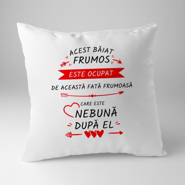 Acest băiat frumos este ocupat de această fată frumoasă, care este nebună după el - pernă