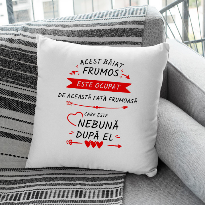 Acest băiat frumos este ocupat de această fată frumoasă, care este nebună după el - pernă