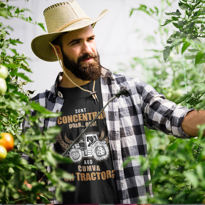 sunt concentrat, doar... Ooo, aud cumva un tractor? - tricou pentru bărbați cu imprimeu