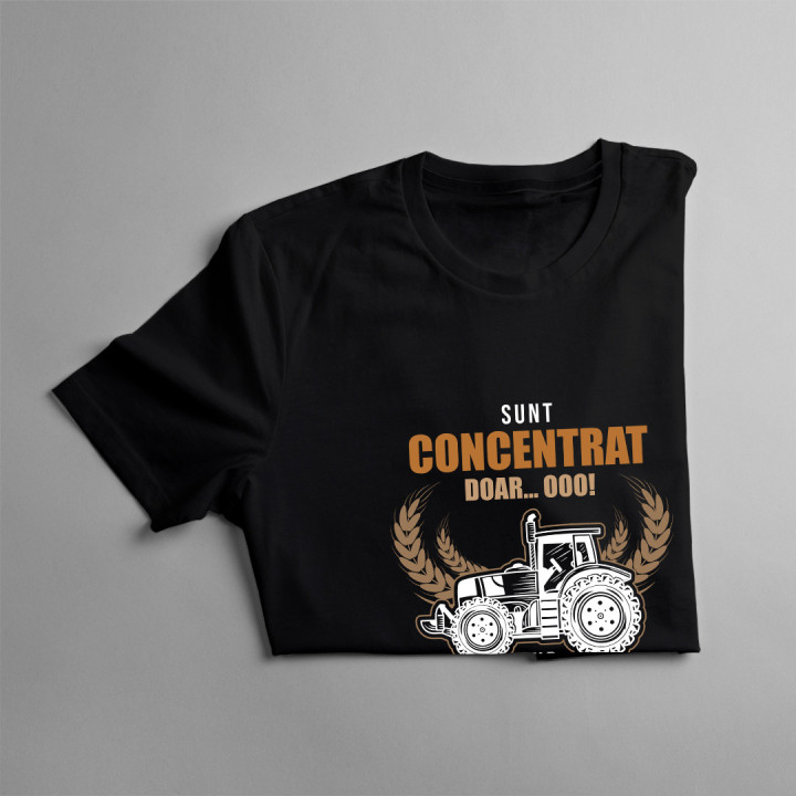 sunt concentrat, doar... Ooo, aud cumva un tractor? - tricou pentru bărbați cu imprimeu