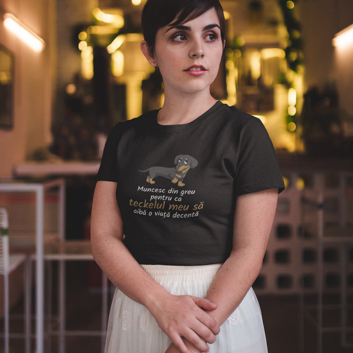 Muncesc din greu pentru ca teckelul meu să aibă o viață - tricou pentru femei cu imprimeu