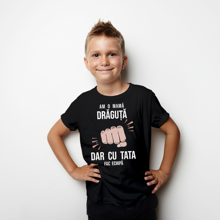 Am o mamă drăguță, dar cu tata fac echipă - Tricou pentru copii