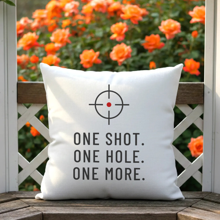One shot. One hole. One more. - pernă pentru pasionații de tir
