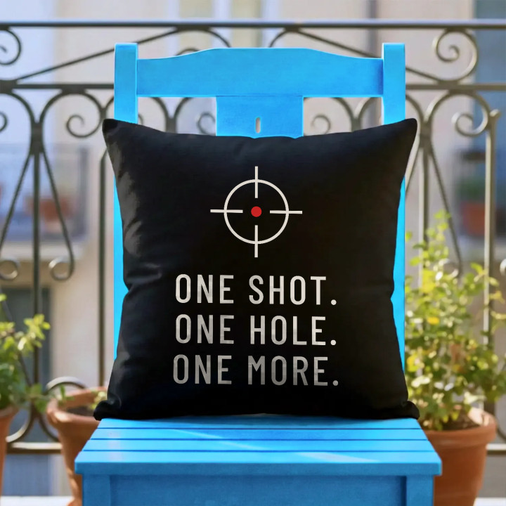 One shot. One hole. One more. - pernă neagră pentru pasionații de tir