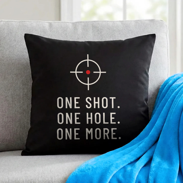One shot. One hole. One more. - pernă neagră pentru pasionații de tir