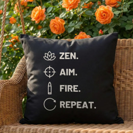 Zen. Aim. Fire. Repeat. - pernă neagră pentru pasionații de tir