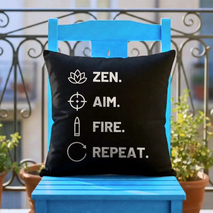 Zen. Aim. Fire. Repeat. - pernă neagră pentru pasionații de tir