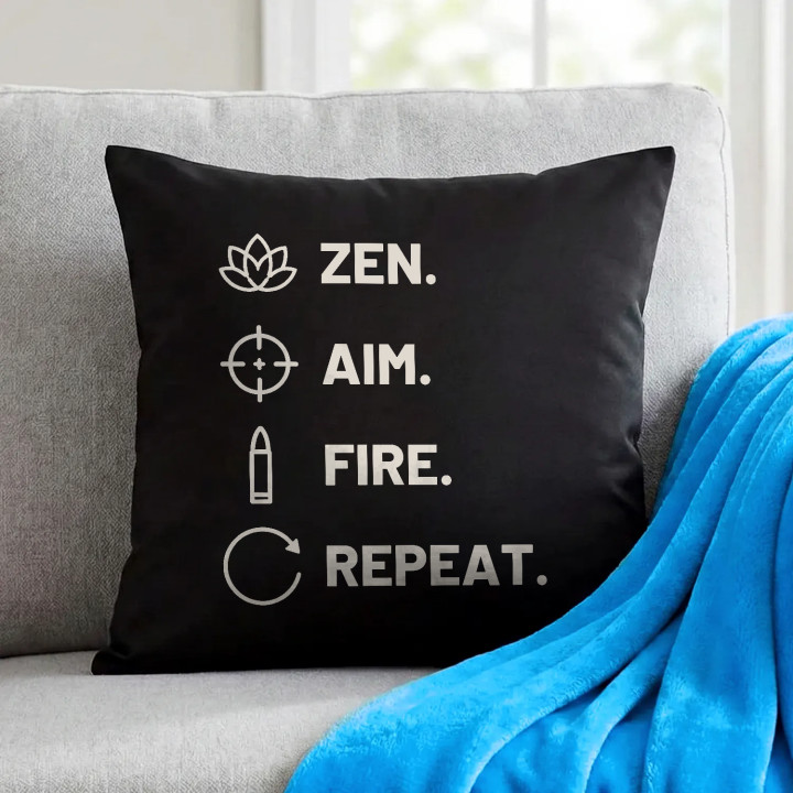 Zen. Aim. Fire. Repeat. - pernă neagră pentru pasionații de tir