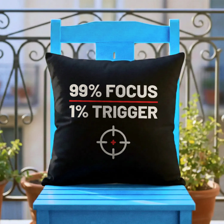 99% focus, 1% trigger - pernă neagră pentru pasionații de tir