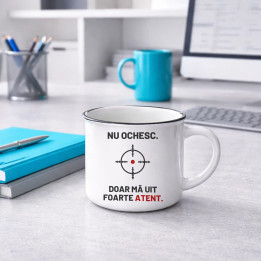 Nu ochesc, doar mă uit foarte atent - cană emailată pentru pasionații de tir