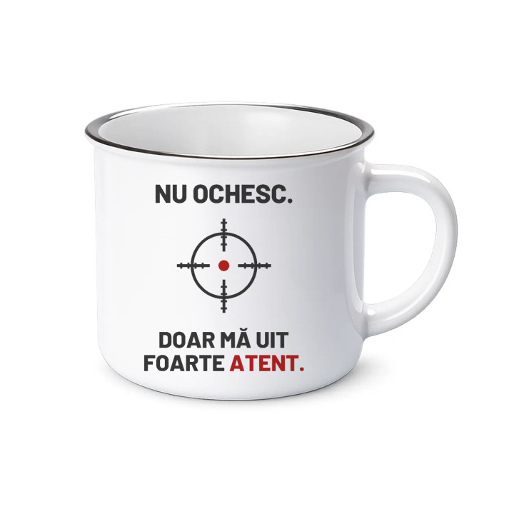 Nu ochesc, doar mă uit foarte atent - cană emailată pentru pasionații de tir