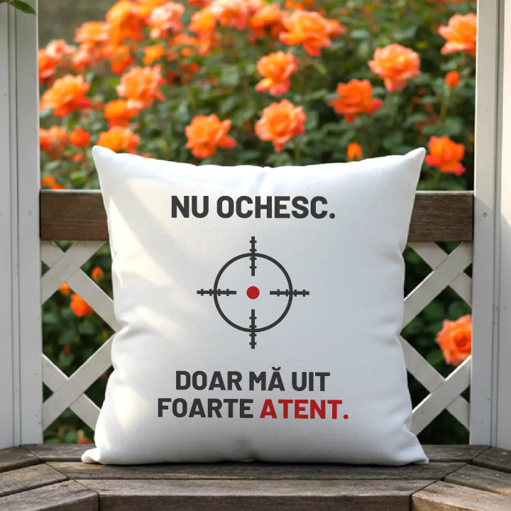Nu ochesc, doar mă uit foarte atent - pernă pentru pasionații de tir