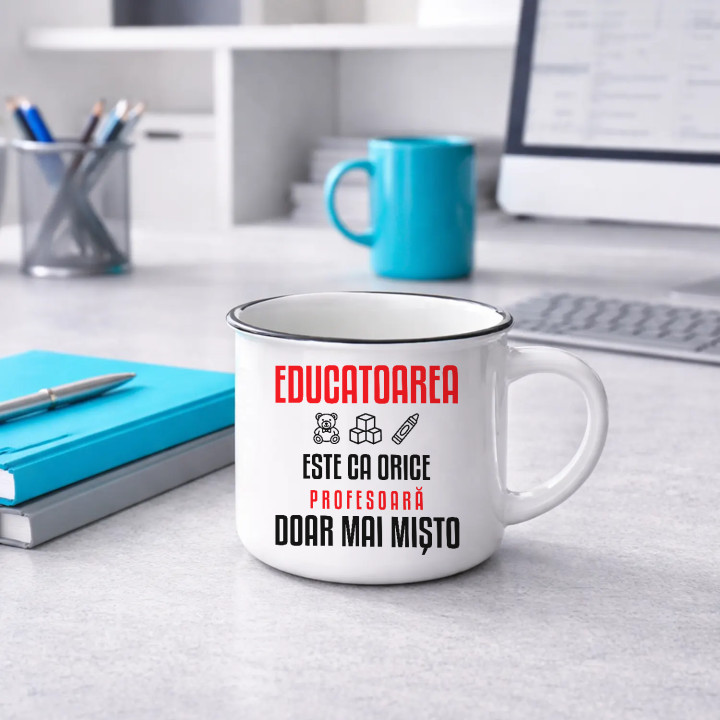 Educatoarea este ca orice profesoară, doar mai mișto - cană emailată pentru profesoară