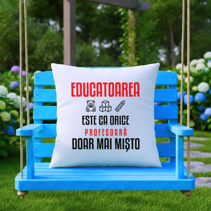 Educatoarea este ca orice profesoară, doar mai mișto - pernă pentru profesoară