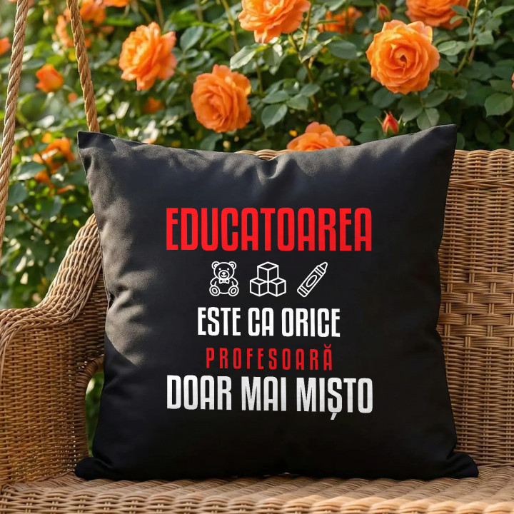 Educatoarea este ca orice profesoară, doar mai mișto - pernă neagră pentru profesoară