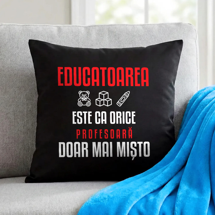 Educatoarea este ca orice profesoară, doar mai mișto - pernă neagră pentru profesoară