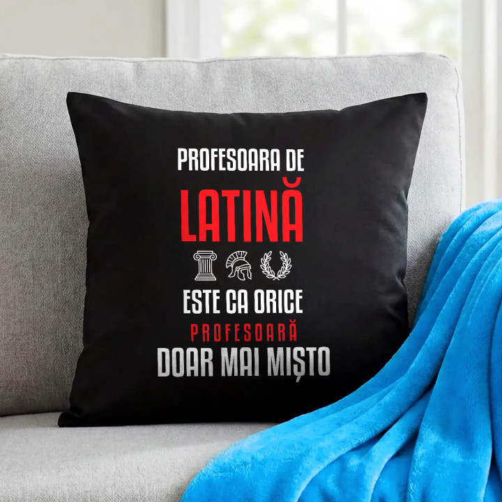Profesoara de latină este ca orice profesoară, doar mai mișto - pernă neagră pentru profesoară