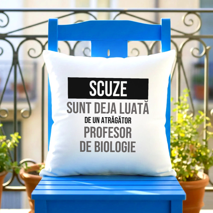 Scuze, sunt deja luată de un atrăgător profesor de biologie - pernă cadou