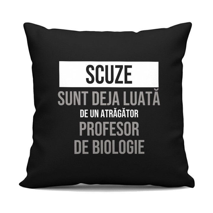 Scuze, sunt deja luată de un atrăgător profesor de biologie - pernă neagră cadou