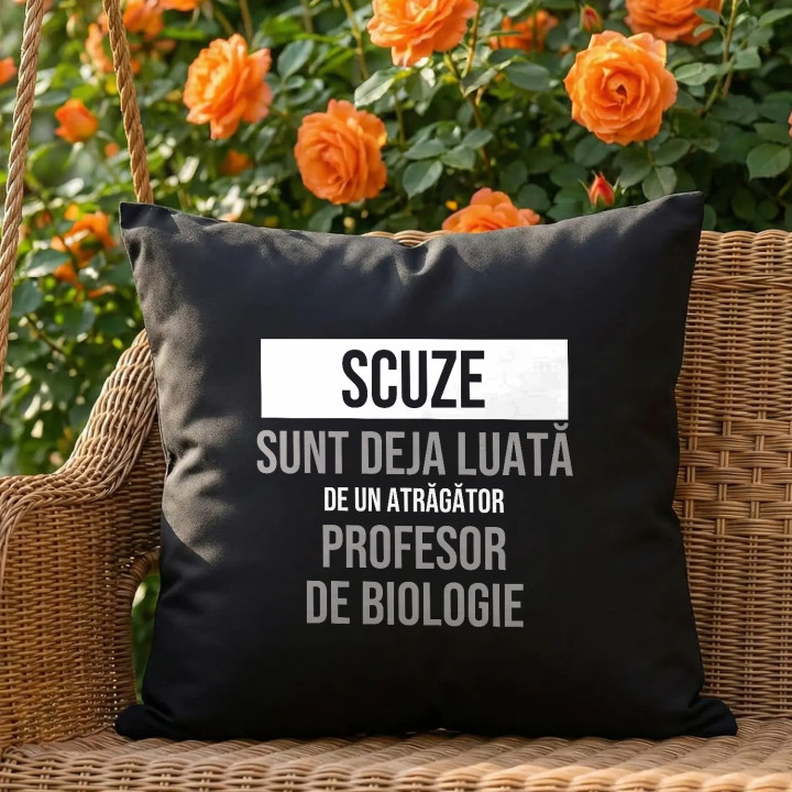 Scuze, sunt deja luată de un atrăgător profesor de biologie - pernă neagră cadou