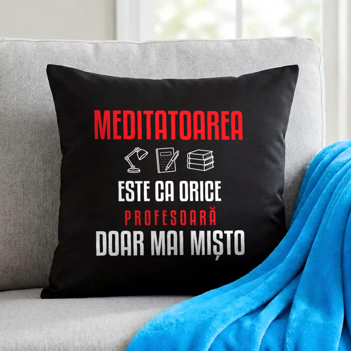 Meditatoarea este ca orice profesoară, doar mai mișto - pernă neagră pentru profesoară