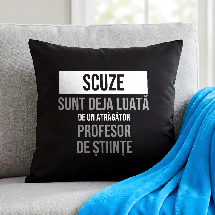 Scuze, sunt deja luată de un atrăgător profesor de științe - pernă neagră cadou