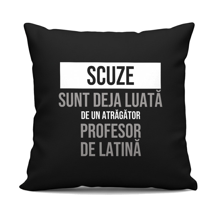 Scuze, sunt deja luată de un atrăgător profesor de latină - pernă neagră cadou