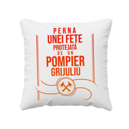 Perna unei fete protejată de un pompier grijuliu - perna