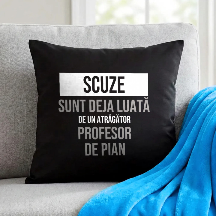Scuze, sunt deja luată de un atrăgător profesor de pian - pernă neagră cadou