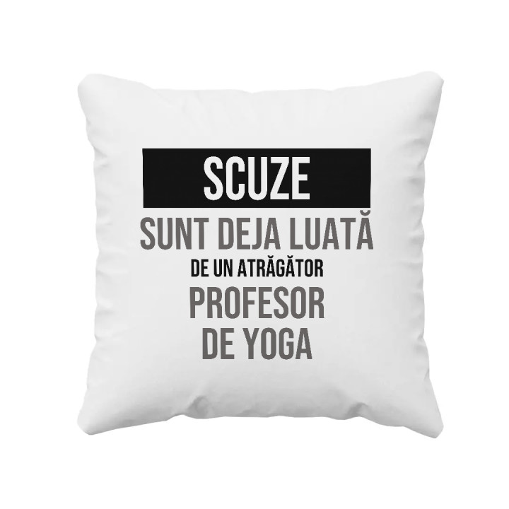 Scuze, sunt deja luată de un atrăgător profesor de yoga - pernă cadou