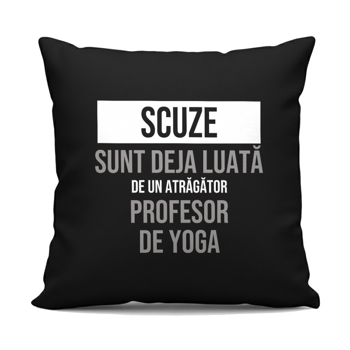 Scuze, sunt deja luată de un atrăgător profesor de yoga - pernă neagră cadou