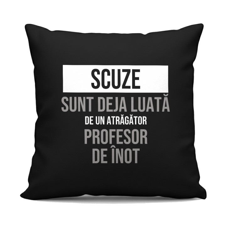 Scuze, sunt deja luată de un atrăgător profesor de înot - pernă neagră cadou