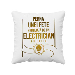 Perna unei fete protejată de un electrician grijuliu - perna