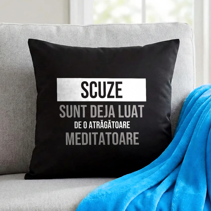 Scuze, sunt deja luat de o atrăgătoare meditatoare - pernă neagră cadou
