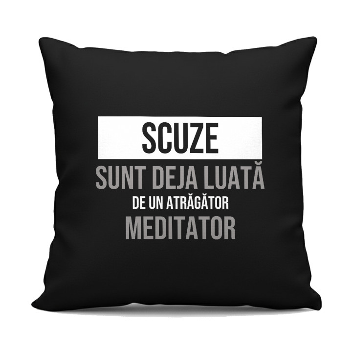 Scuze, sunt deja luată de un atrăgător meditator - pernă neagră cadou