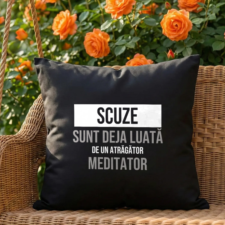 Scuze, sunt deja luată de un atrăgător meditator - pernă neagră cadou