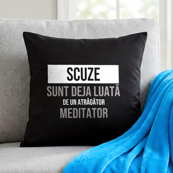 Scuze, sunt deja luată de un atrăgător meditator - pernă neagră cadou