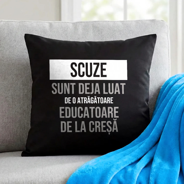 Scuze, sunt deja luat de o atrăgătoare educatoare de la creșă - pernă neagră cadou
