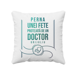Perna unei fete protejată de un doctor grijuliu - perna