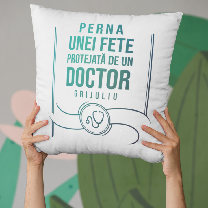 Perna unei fete protejată de un doctor grijuliu - perna