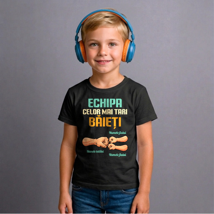Echipa celor mai tari băieți - tată și doi fii cu nume - tricou pentru copii personalizat