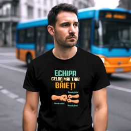 Echipa celor mai tari băieți - tată și doi fii cu nume - tricou bărbătesc personalizat