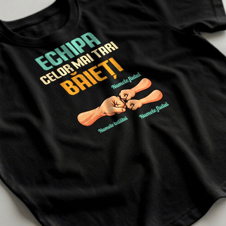 Echipa celor mai tari băieți - tată și doi fii cu nume - tricou bărbătesc personalizat
