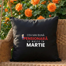 Cea mai bună pensionară se naște în martie - pernă neagră cadou