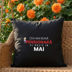 Cea mai bună pensionară se naște în mai - pernă neagră cadou