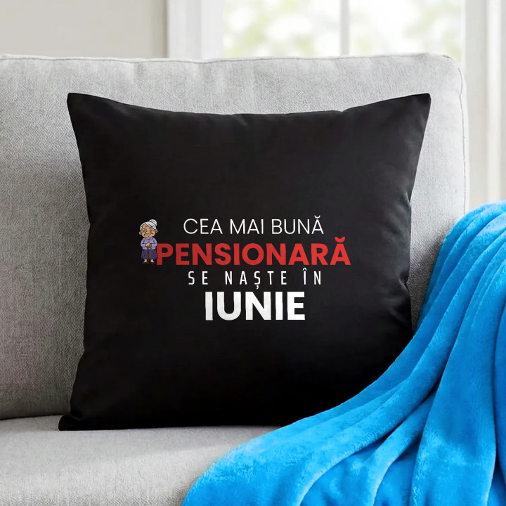 Cea mai bună pensionară se naște în iunie - pernă neagră cadou